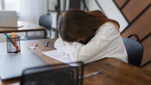 Pentingnya Micro Nap Saat Jam Kantor Selama Puasa