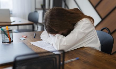 Pentingnya Micro Nap Saat Jam Kantor Selama Puasa