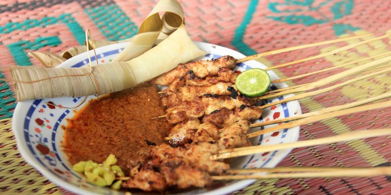 Sate Bulayak Lombok: Berbumbu Lontong Bungkus Daun Aren