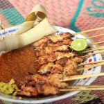 Sate Bulayak Lombok: Berbumbu Lontong Bungkus Daun Aren