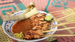 Sate Bulayak Lombok: Berbumbu Lontong Bungkus Daun Aren