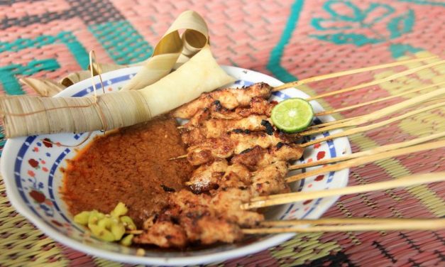 Sate Bulayak Lombok: Berbumbu Lontong Bungkus Daun Aren