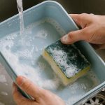 Trik Bersihkan Noda Minyak Di Plastik Pakai Tisu Dan Air Hangat