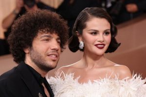 Selena Gomez Ungkap Soal Hubungannya Dengan Benny Blanco