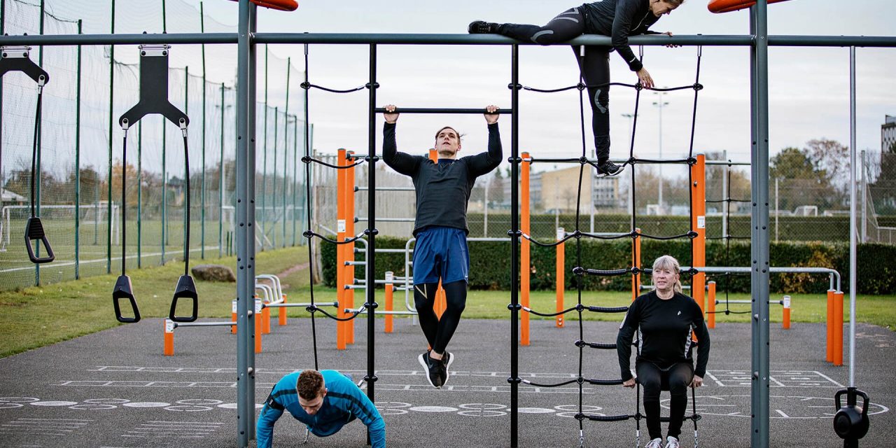 Tren Olahraga Calisthenics Luar Ruangan Di Komunitas Muda
