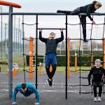 Tren Olahraga Calisthenics Luar Ruangan Di Komunitas Muda