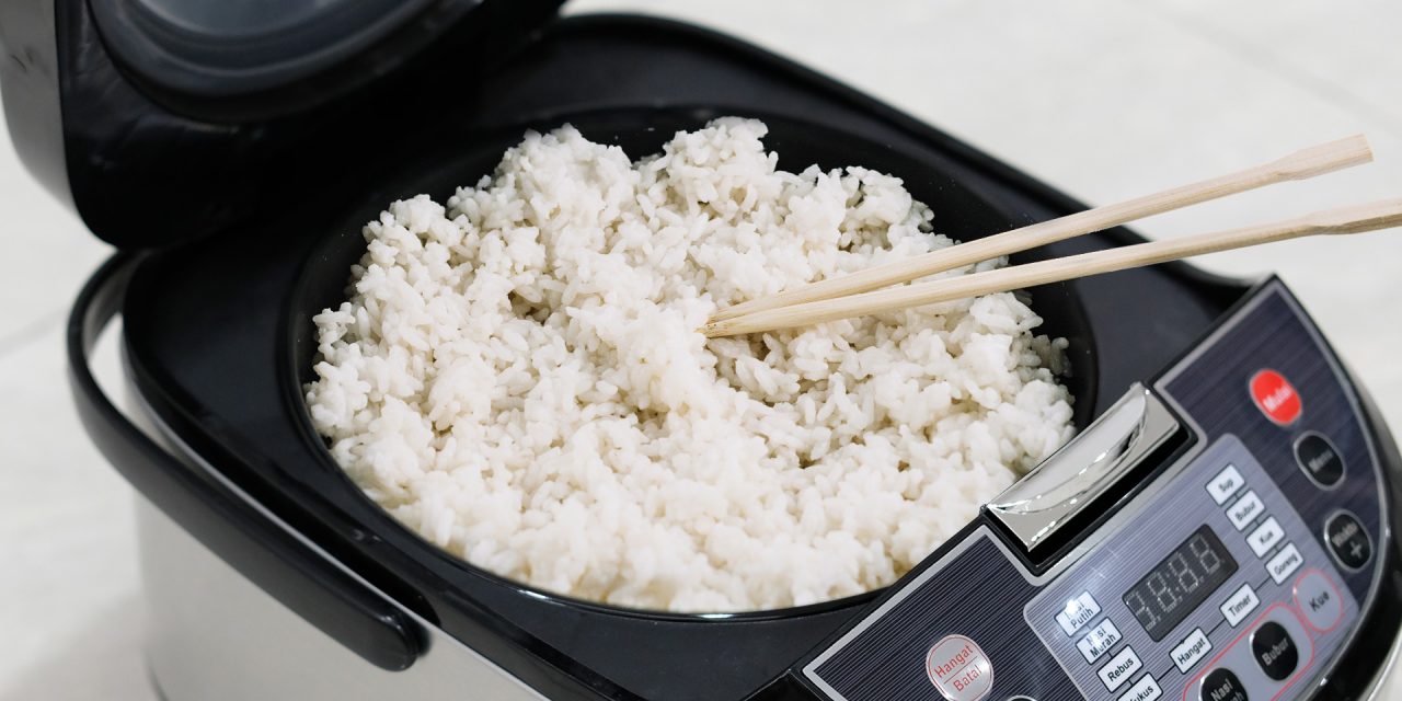 Trik Nasi Bebas Basi: Tambahkan Cuka Makan Saat Memasak