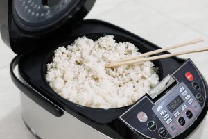 Trik Nasi Bebas Basi: Tambahkan Cuka Makan Saat Memasak