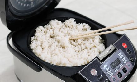 Trik Nasi Bebas Basi: Tambahkan Cuka Makan Saat Memasak