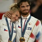 Katerina Siniakova/Tomas Machac Sabet Medali Emas
