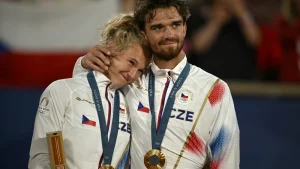 Katerina Siniakova/Tomas Machac Sabet Medali Emas