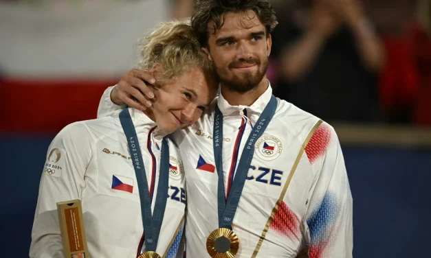 Katerina Siniakova/Tomas Machac Sabet Medali Emas
