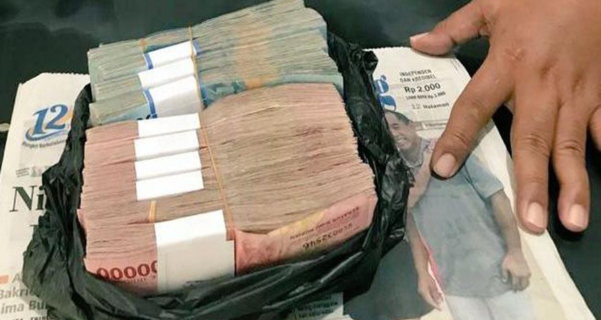 Driver Ojol Kembalikan Dompet Isi Puluhan Juta Banjir Pujian