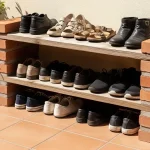 Trik Susun Sepatu Menghadap Luar Pintu Menurut Psikologi
