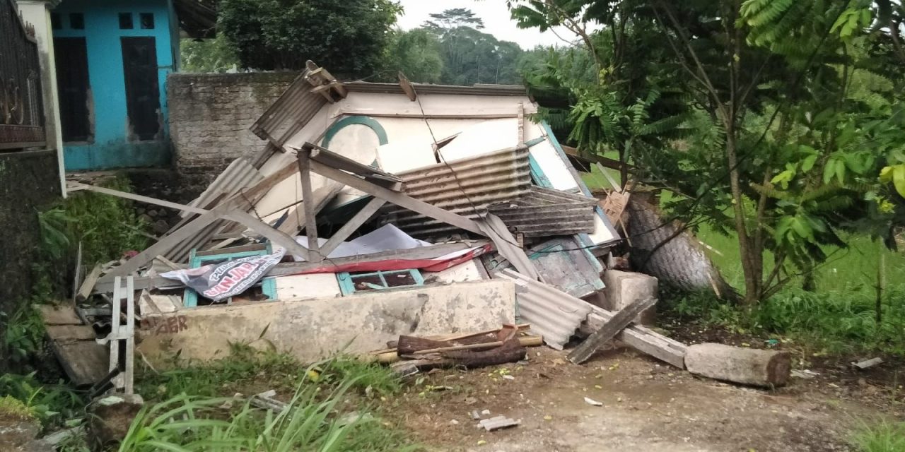 Puluhan Bangunan Di Sukabumi Rusak Diterjang Puting Beliung