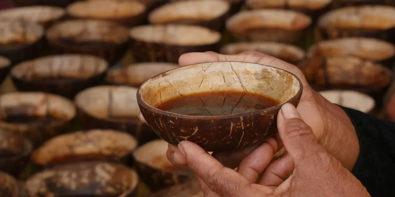 Mengenal Minuman Kawa Daun Tanah Datar Di Tempurung Kelapa